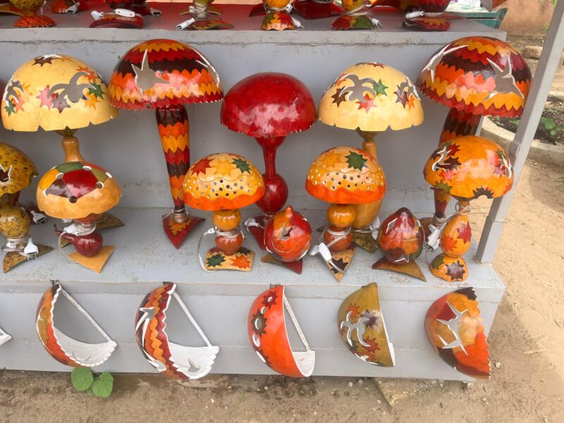 Lámpara Artesanal de Calabaza Africana – Elegancia Natural y Cultural - Imagen 3