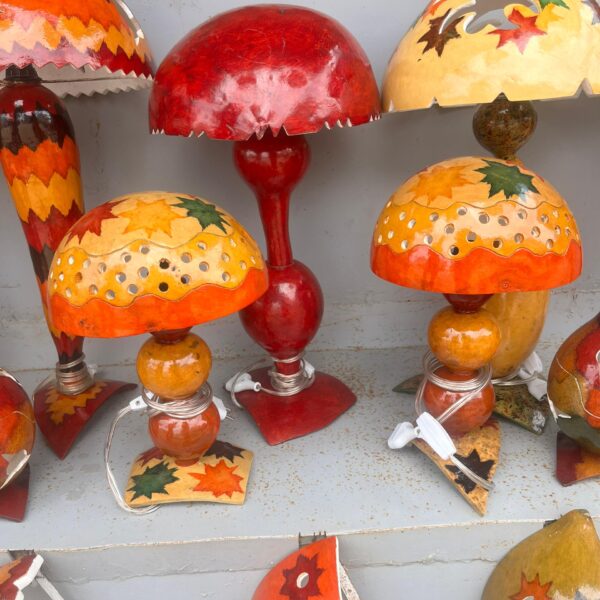 Lámpara Artesanal de Calabaza Africana – Elegancia Natural y Cultural