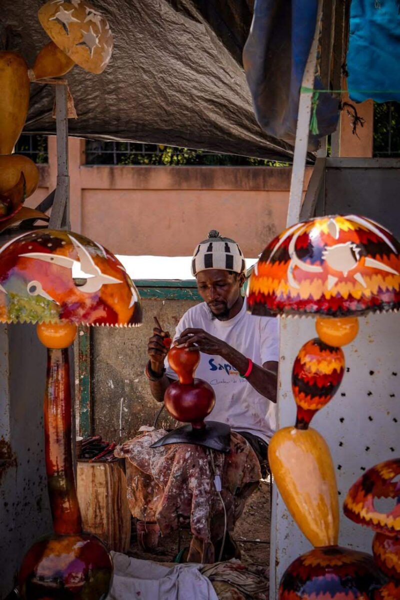 Lámpara Artesanal de Calabaza Africana – Elegancia Natural y Cultural - Imagen 12